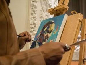 一个人在画博士的画像时的特写. 马丁·路德·金.